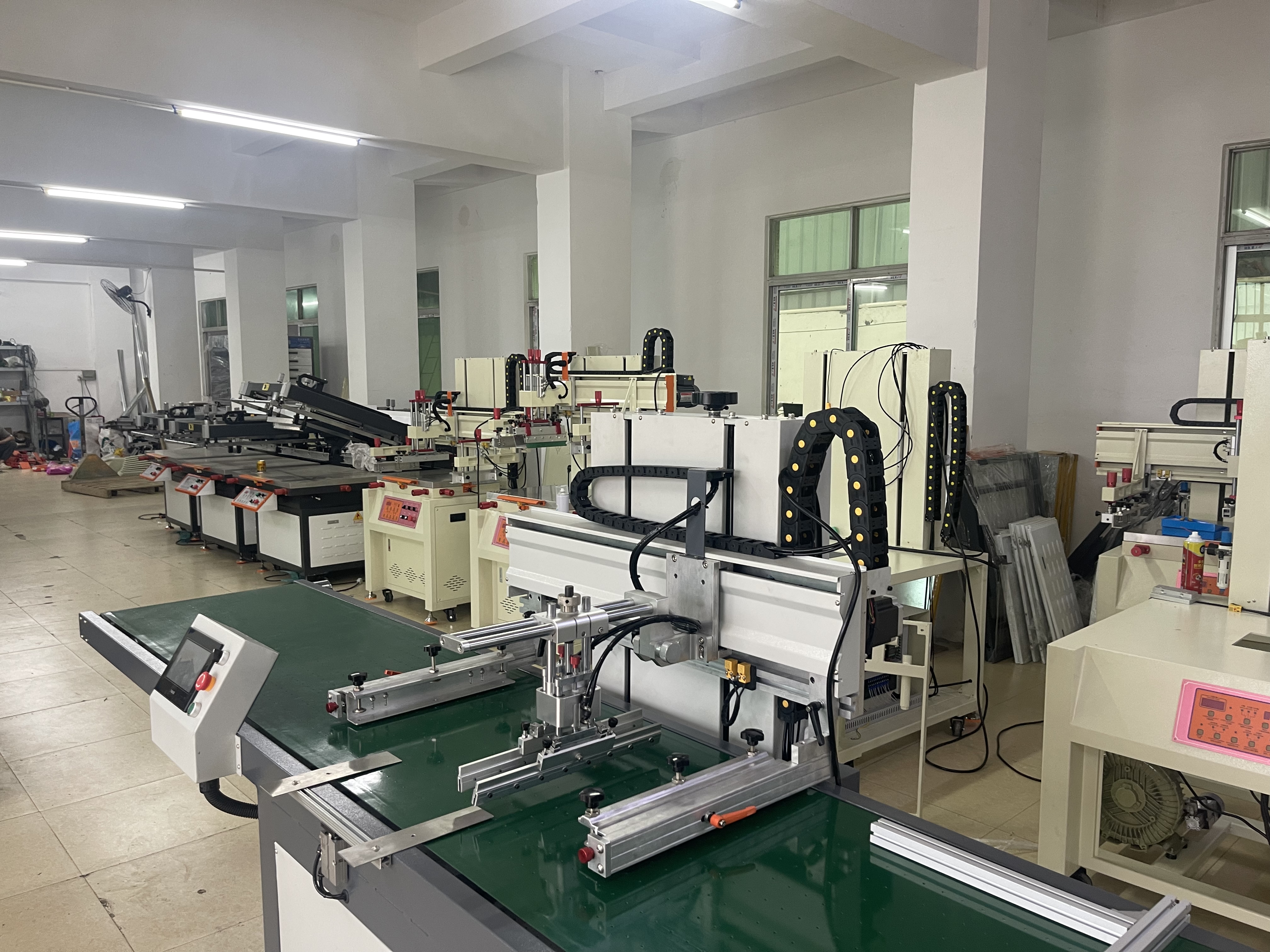 Vertical track screen printing machine