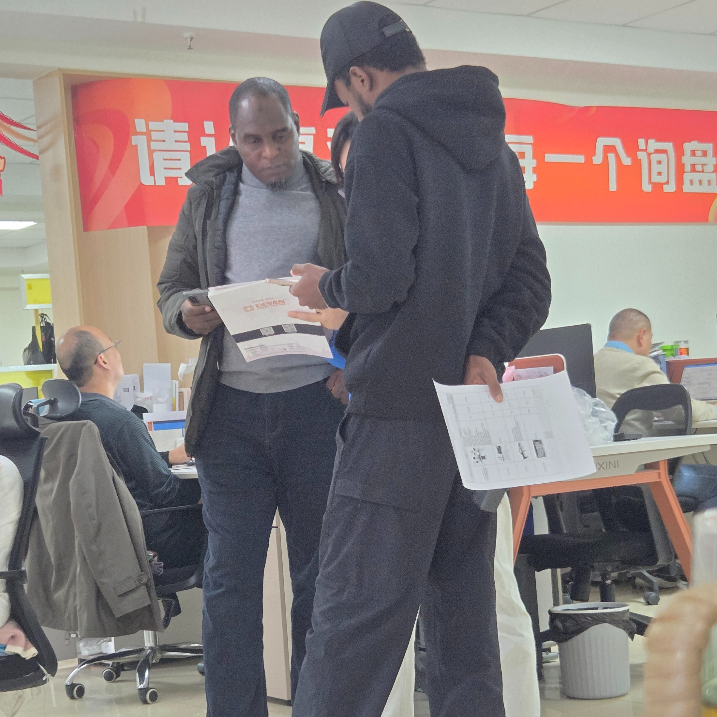 Four African Customers Visited And Gave High Praise To The Packaging Screen Printing Machine.