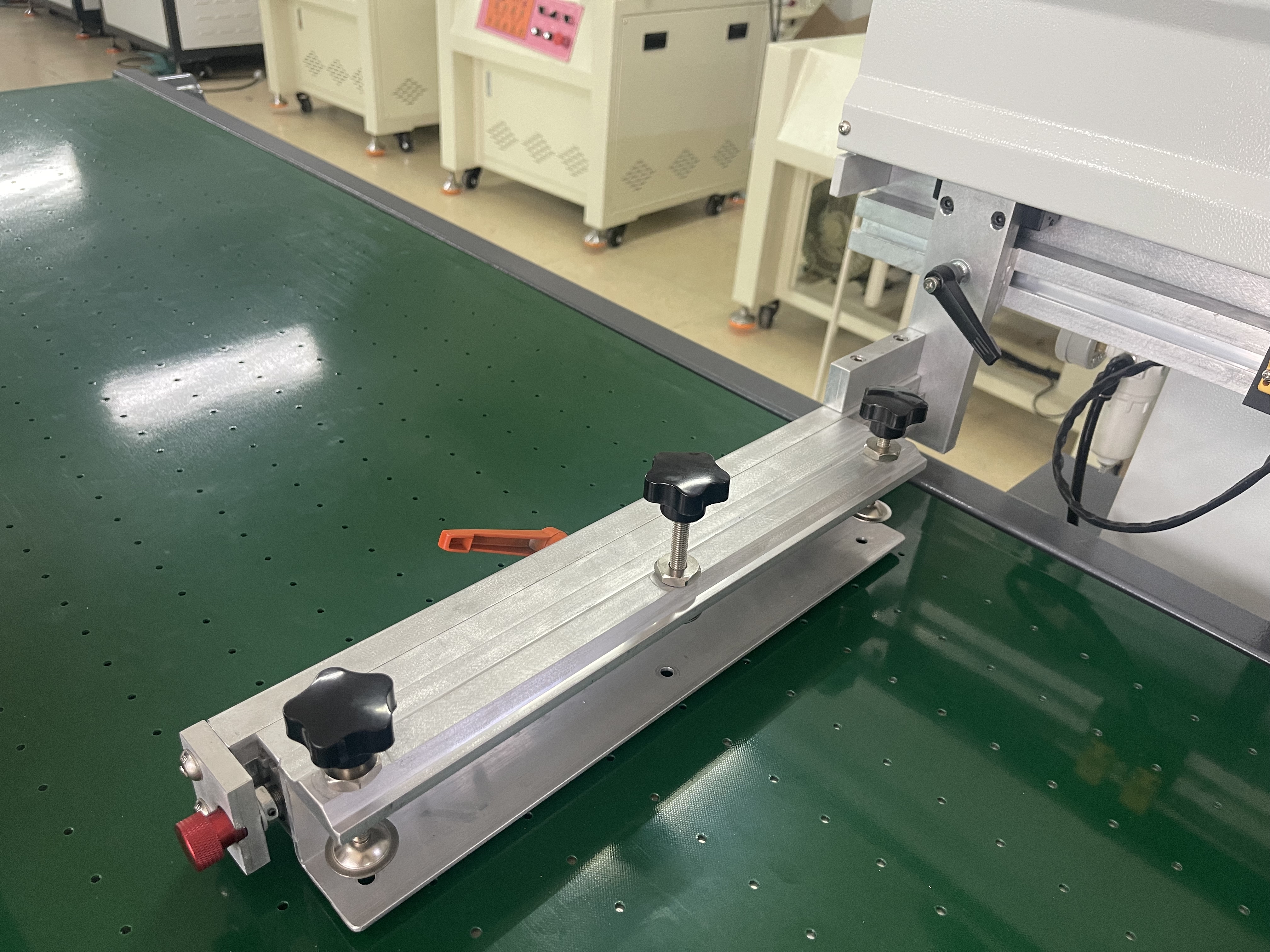 Vertical track screen printing machine