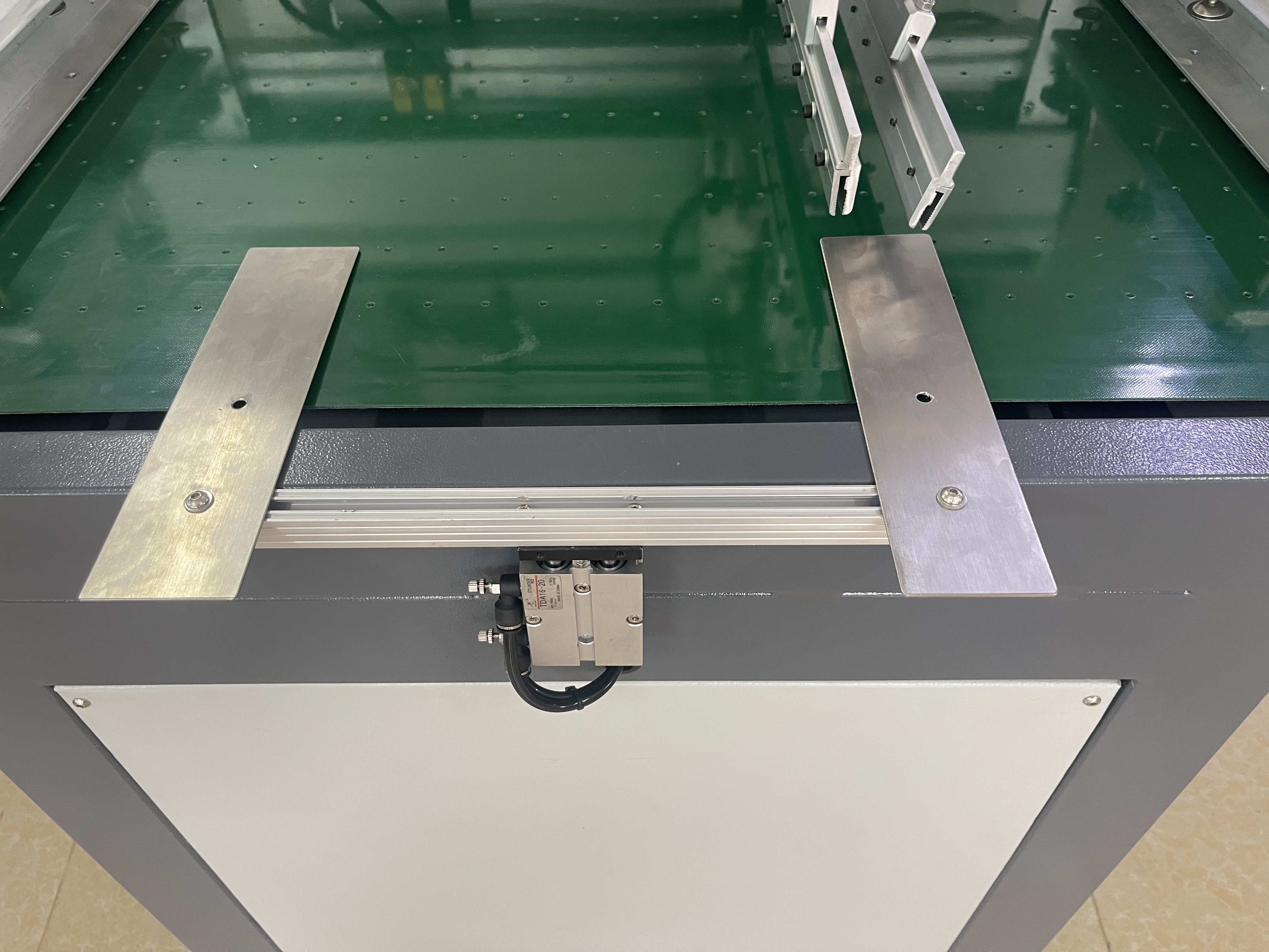 Vertical track screen printing machine